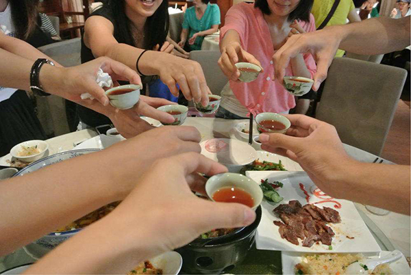 青岛庭院设计组织员工聚餐
